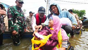 Menteri Sosial Saifullah Yusuf (Gus Ipul) turun langsung ke lokasi bencana banjir di Desa Keramat, Kecamatan Sungai Tabuk, Kabupaten Banjar, Provinsi Kalimantan Selatan, Minggu (4/1/2026) (Istimewa)