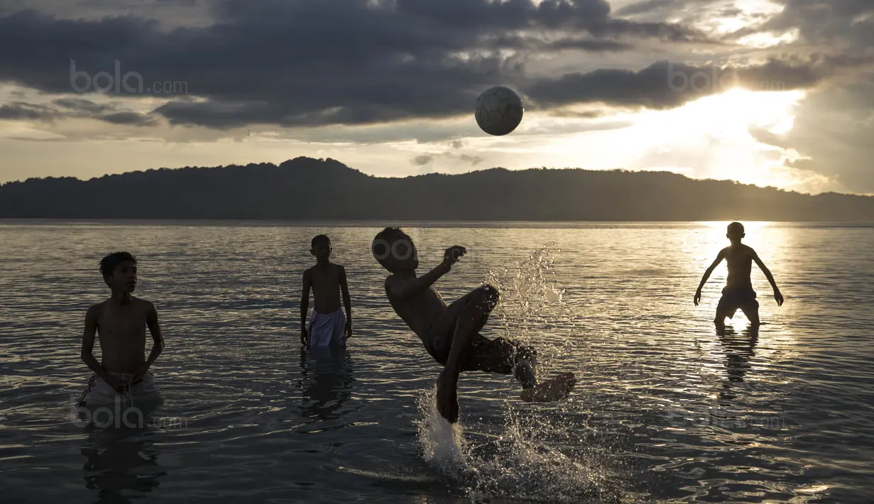 Pesepak bola SSB Tulehu Putra, Alghy Nahumarury, menendang bola saat latihan di tepi Pantai Tial, Maluku, Rabu (16/11/2017). Dirinya yakin suatu saat bisa menjadi pemain nasional seperti idolanya Alfin Tuasalamony. (Bola.com/Vitalis Yogi Trisna)