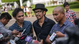 Kaka, Ridho dan Ivan saat menjawab pertanyaan wartawan di Istana Kepresidenan, Jakarta, Rabu (3/6/2015). Kedatangan Slank karena mendapat undangan oleh Presiden Joko Widodo untuk makan siang bersama. (Liputan6.com/Faizal Fanani)