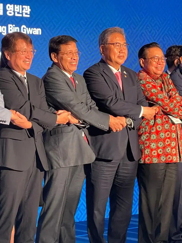 Dubes RI di Seoul dalam pertemuan bilateral Menteri Luar Negeri Korsel Jin Park dan Dr N Hassan Wirajuda di sela2 Forum Peringatan Hubungan Diplomatik 50 Tahun Indonesia Korea Selatan tanggal 26 Juni 2023. (Dok KBRI Seoul)