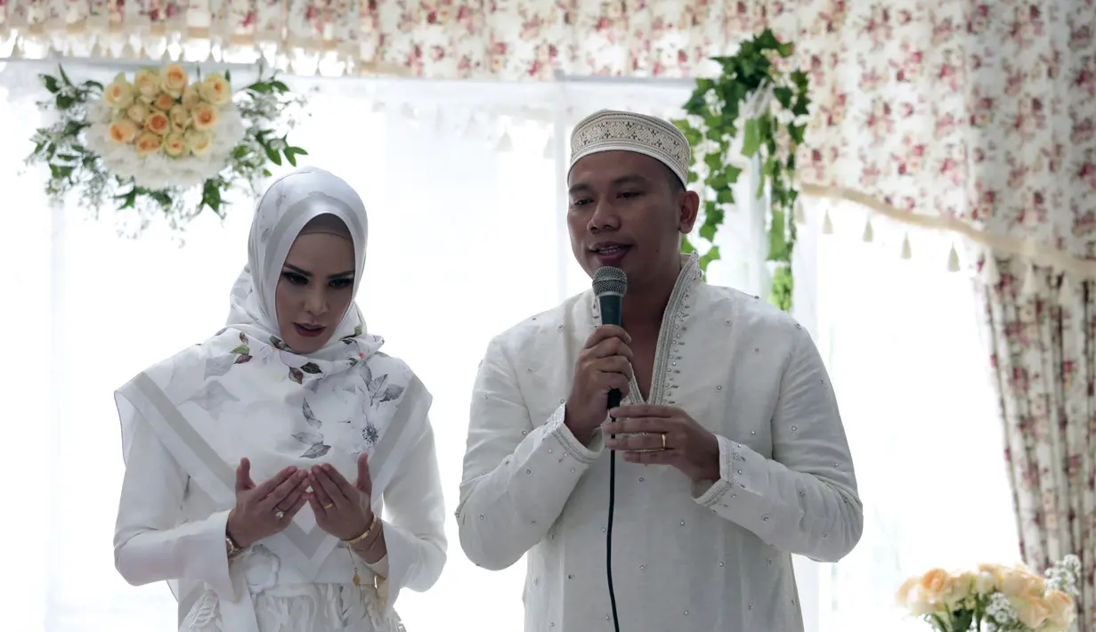 "Ya alhamdulillah ini salah satu rangkaian kita sebelum pernikahan lebih ke berdoa aja dan sekalian sliaturahmi dengan tetangga karena hampir setiap hari kita kerja," kata Angel Lelga usai acara. (Nurwahyunan/Bintang.com)