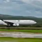 Pesawat Airbus A330 Garuda Indonesia mendarat di Bandara Internasional Sultan Iskandar Muda di Blang Bintang, Provinsi Aceh pada 13 Juli 2021. (CHAIDEER MAHYUDDIN / AFP)