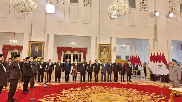 Presiden Prabowo Subianto menyaksikan pengucapan sumpah jabatan 5 Pimpinan KPK periode 2024-2029 di Istana Negara Jakarta, Senin (16/12/2024).