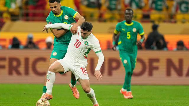 Pemain Senegal Iliman Ndiaye (kiri) berebut bola dengan pemain Maroko Brahim Diaz