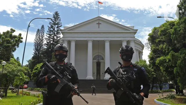 FOTO: TNI - Polri Amankan Perayaan Paskah di Gereja Katedral