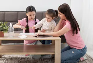 Anak yang tumbuh dengan batasan yang jelas justru merasa lebih aman karena mereka tahu apa yang boleh dan tidak boleh dilakukan. Tantangannya adalah bagaimana cara menyampaikan batasan tersebut dengan cara yang positif, penuh empati, dan tetap menghormati perasaan anak. (foto/dok: freepik)