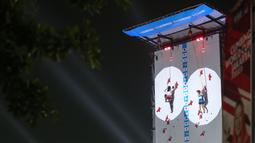 Atlet panjat tebing Indonesia, Desak Made Rita Kusuma (kiri) berkompetisi melawan atlet panjat tebing Polandia, Chudziak Patrycja pada nomor speed putri 16 besar Kejuaraan Dunia Panjat Tebing IFSC 2023 seri Jakarta melawan atlet panjat tebing China, Xinshang Wang di Lot 6, Kompleks Stadion Utama Gelora Bung Karno, Jakarta, Indonesia, Minggu (07/05/2023). (Bola.com/Bagaskara Lazuardi)