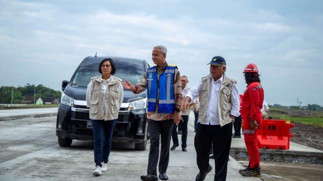 Menteri Keuangan Sri Mulyani, Gubernur Jawa Tengah Ganjar Pranowo dan Menteri PUPR Basuki Hadimuljono meninjau lokasi proyek strategis nasional (PSN) Jalan Tol Solo - Yogyakarta - NYIA Kulonprogo. (Photo dok. Kementerian PUPR)