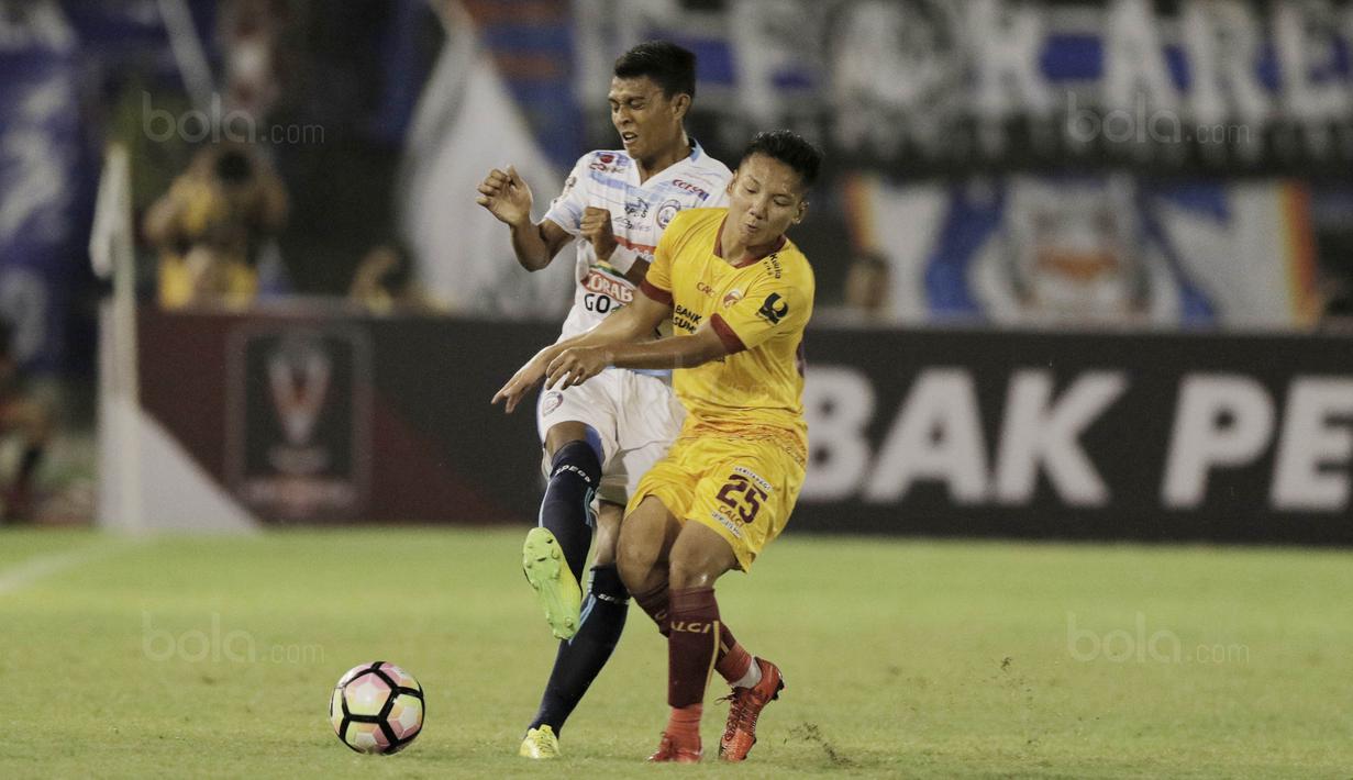 Gelandang Sriwijaya FC, Syahrian Abimanyu, saat pertandingan melawan Arema FC pada laga perempat final Piala Presiden di Stadion Manahan, Solo, Minggu, (4/2/2018). Sriwjaya FC menang 3-1 atas Arema FC. (Bola.com/M Iqbal Ichsan)
