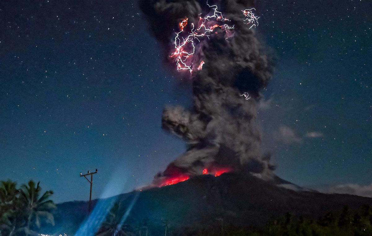 FOTO: Dahsyatnya Erupsi Gunung Lewotobi Laki-Laki, Kilatan Petir Mengiringi Semburan Abu Setinggi 10 Kilometer