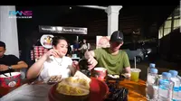 Alan Walker ditantang Raffi Ahmad dan Nagita Slavina makan durian untuk pertama kalinya. (Dok. YouTube/Rans Entertainment)