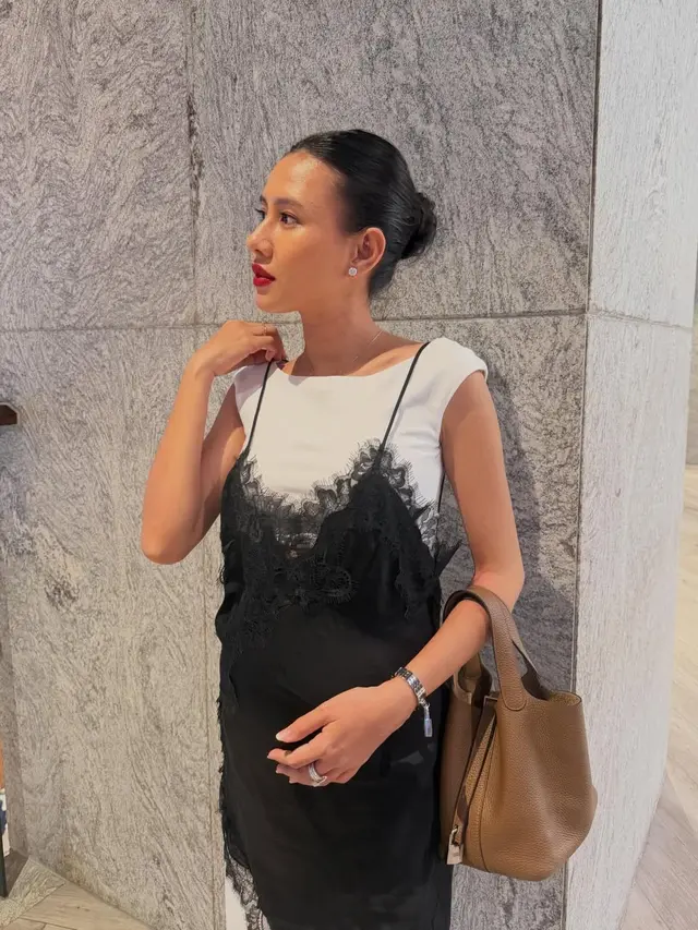 Gaya Casual Chic Shenina Cinnamon Jadi Hermes Mama dengan Tas dan Jam Tangan Rp90 Jutaan