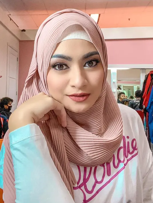 Inspirasi baju kasual perempuan hijab dalam nuansa warna pink dari vibe kalem sampai shocking ala Nathalie Holscher (Foto: Instagram @nathalieholscher)