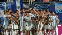 Tim Argentina merayakan kemenangan setelah Diney Borges  dari Cape Verde mencetak gol bunuh diri selama pertandingan sepak bola babak 32 Piala Dunia di Miami Gardens, Florida, Jumat, (03/07/2026). (AP Photo/Lynne Sladky)