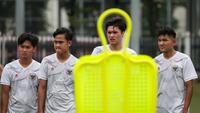 Pemain Timnas Indonesia U-20, Brandon Scheunemann (kanan kedua) bersama rekannya melakukan latihan terbuka untuk Piala Asia U-20 2023 di Lapangan C, Kompleks Stadion Utama Gelora Bung Karno (SUGBK), Jakarta, Rabu (08/02/2023). Ajang ini akan berlangsung pada 1 Maret 2023 mendatang. (Bola.com/Bagaskara Lazuardi)