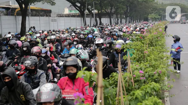 Ribuan Sepeda Motor Serbu Pelabuhan Merak