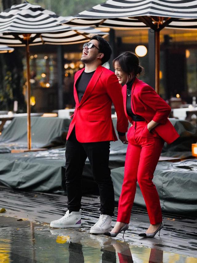 Fuji dan Thariq Halilintar serasi mengenakan jas couple warna merah (Foto: Instagram/@thariqhalilintar)