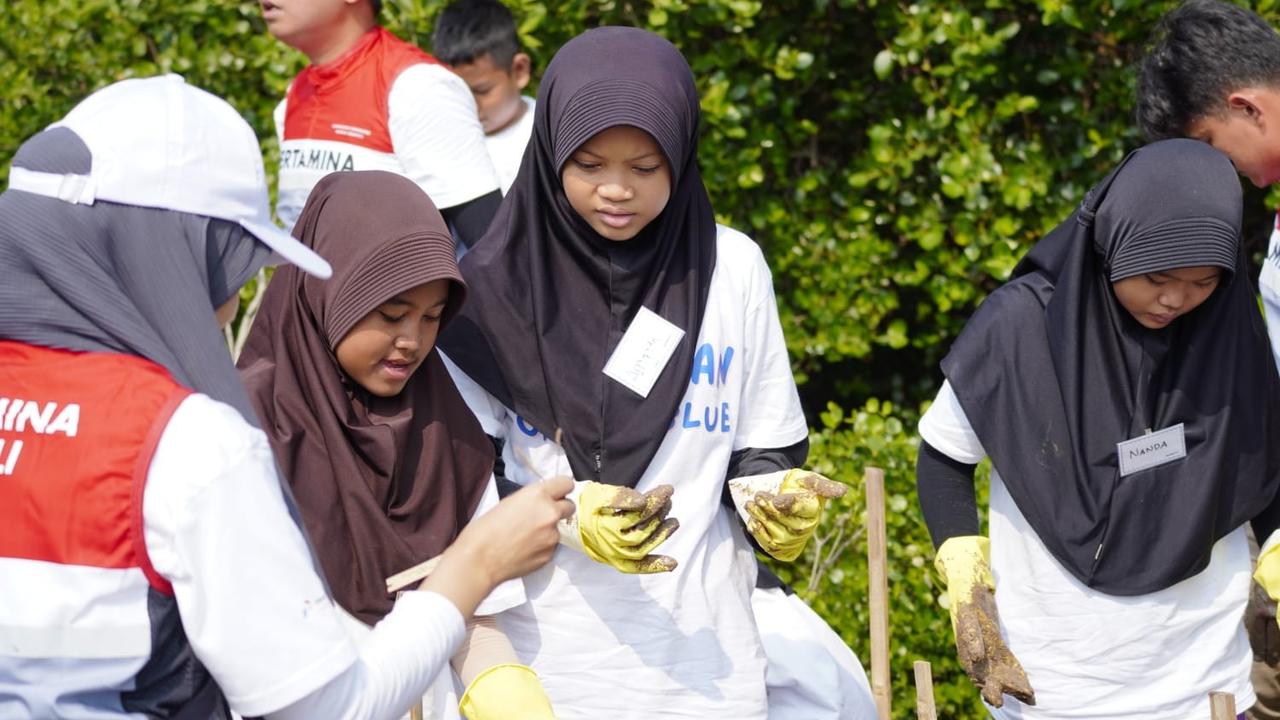 Pertamina dan Siswa SD Tanam Puluhan Ribu Mangrove di Pantai Tanjung Pasir