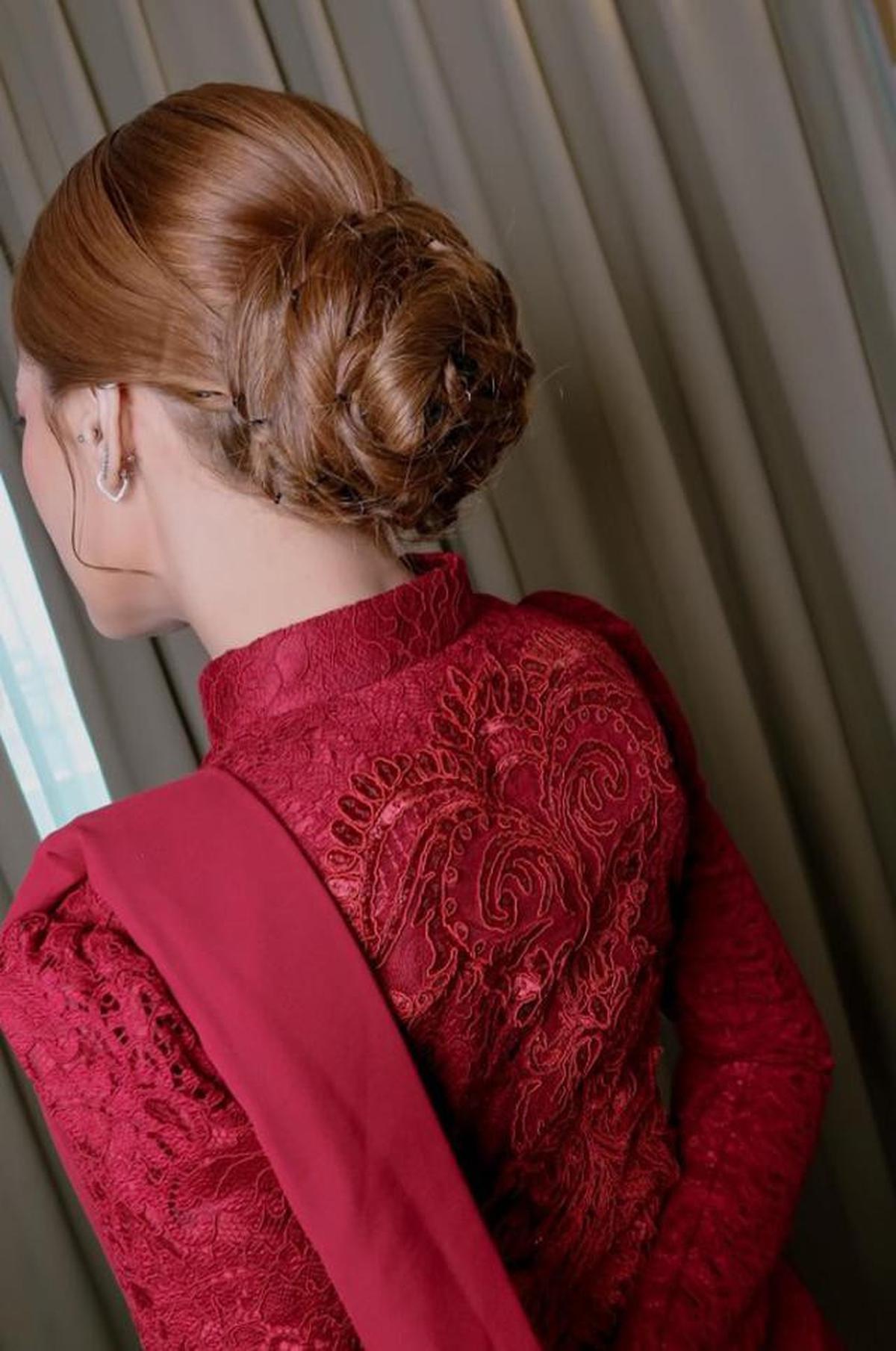 5 Model Kebaya Janggan Merah Chika Jessica saat Wisuda Sarjana, Cantik dan Elegan