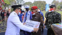 Wali Kota Tangerang Arief R Wismansyah memberikan secara simbolis bantuan dana kehormatan senilai Rp 75 juta kepada perwakilan veteran pejuang di Tangerang pada Upacara HUT ke-77 RI. (Foto: Istimewa)
