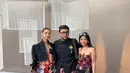 Dibantu oleh fashion stylist @likosukhoy, artis multitalenta 29 tahun itu memukau publik busanaa dari @saroongatelier yang dikenakannya. Ia memadukan atasan korset kombinasi warna nude-black-dan fuschia, memberikan sentuhan modern yang berani. Sebagai pelengkap, ia mengenakan jaket cropped hitam dengan tekstur yang elegan sebagai luaran.  [@yukikt].