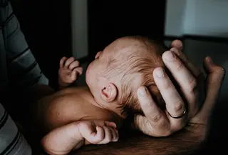 Dalam agama Islam, salah satu hal yang harus dilakukan ketika menyambut bayi baru lahir adalah dengan mengumandangkan adzan di telinganya. Berikut cara mengumandangkan adzan yang benar untuk bayi baru lahir. (unsplash.com/Kelly Sikkema).