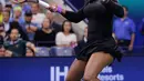 Petenis Serena Williams mengembalikan pukulan Caty McNally selama putaran kedua turnamen tenis AS Terbuka di New York, Amerika Serikat, Rabu (28/8/2019). Williams menang 5-7, 6 -3, 6-1. (AP Photo/Charles Krupa)