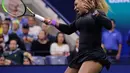 Petenis Serena Williams mengembalikan pukulan Caty McNally selama putaran kedua turnamen tenis AS Terbuka di New York, Amerika Serikat, Rabu (28/8/2019). Williams menang 5-7, 6 -3, 6-1. (AP Photo/Charles Krupa)