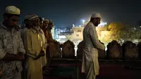 Umat muslim India menjalankan salat tarawih selama bulan suci Ramadan di Masjid Jama di New Delhi, India (23/5). Seperti jutaan muslim di seluruh dunia, muslim India juga menjalankan salat Terawih pada malam bulan Ramadan. (AFP/Chandan Khanna)