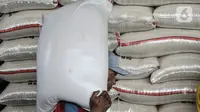 Pekerja saat bongkar muat karung berisi beras di Pasar Induk Cipinang, Jakarta Timur, Kamis (8/9/2022). Kenaikan harga BBM bersubsidi berdampak pada melonjaknya harga beras di Pasar Induk Cipinang hingga Rp 2.000 - Rp 3.000 per kilogram akibat bertambahnya biaya transportasi. (merdeka.com/Iqbal S. Nugroho)