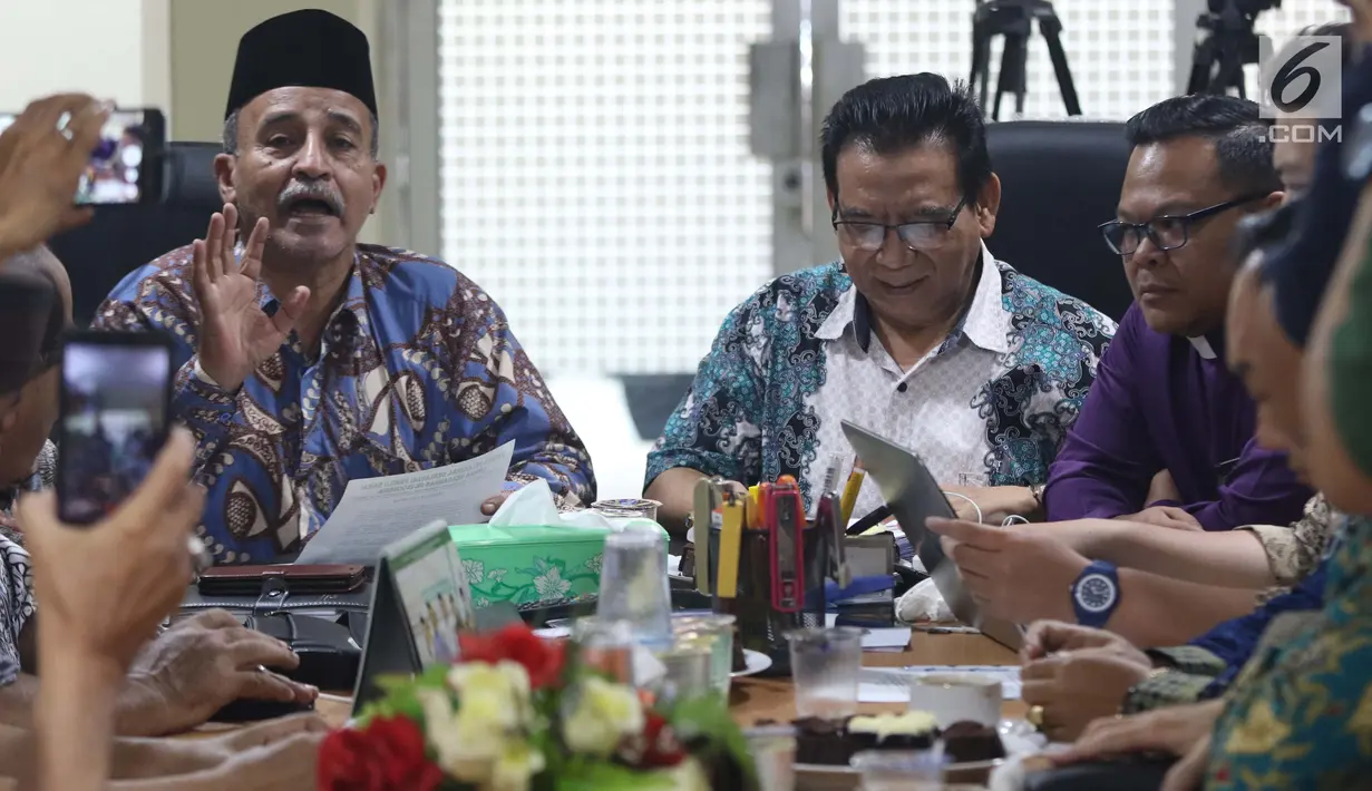 Sekjen LPOI, Lutfi A Tamimi memberi pernyataan sikap Ormas Keagamaan se-Indonesia terkait insiden penyerangan masjid di Selandia Baru, Jakarta, Sabtu (16/3). Mereka mengecam keras tindakan terorisme di Selandia Baru. (Liputan6.com/Helmi Fithriansyah)