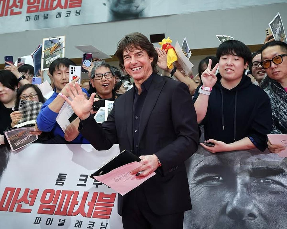 Tom Cruise Pecahkan Rekor Guinness World Usai Lakukan 16 Kali Terjun Payung saat Terbakar