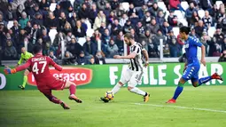 Striker Juventus Gonzalo Higuain menendang bola yang berbuah gol saat melawan Sassuolo dalam pertandingan Liga Italia Serie A di Stadion Allianz di Turin, Italia (4/2). Gonzalo Higuain berhasil mencetak hattrick. (Alessandro Di Marco / ANSA via AP)