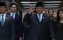 Sosok Paling Dihormati, Jenderal Sepuh TNI Salam Komando Berani Tunjuk-Tunjuk Dada Prabowo & Beri Pelukan Bangga