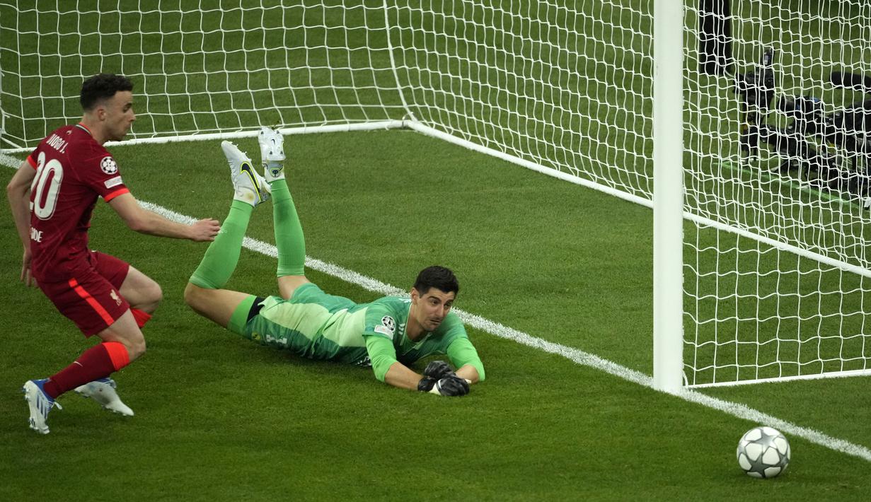 Thibaut Courtois. Kiper Belgia berusia 30 tahun yang telah 4 musim memperkuat Real Madrid sejak didatangkan dari Chelsea pada awal musim 2018/2019 dengan nilai transfer 35 juta euro ini selain membawa Los Blancos menjuarai Liga Champions musim 2021/2022, juga menjadi kiper dengan jumlah penyelamatan terbanyak di Liga Champions musim 2021/2022. Ia total membuat 61 saves dan 5 kali clean sheet dari 13 laga. (AP/Christophe Ena)