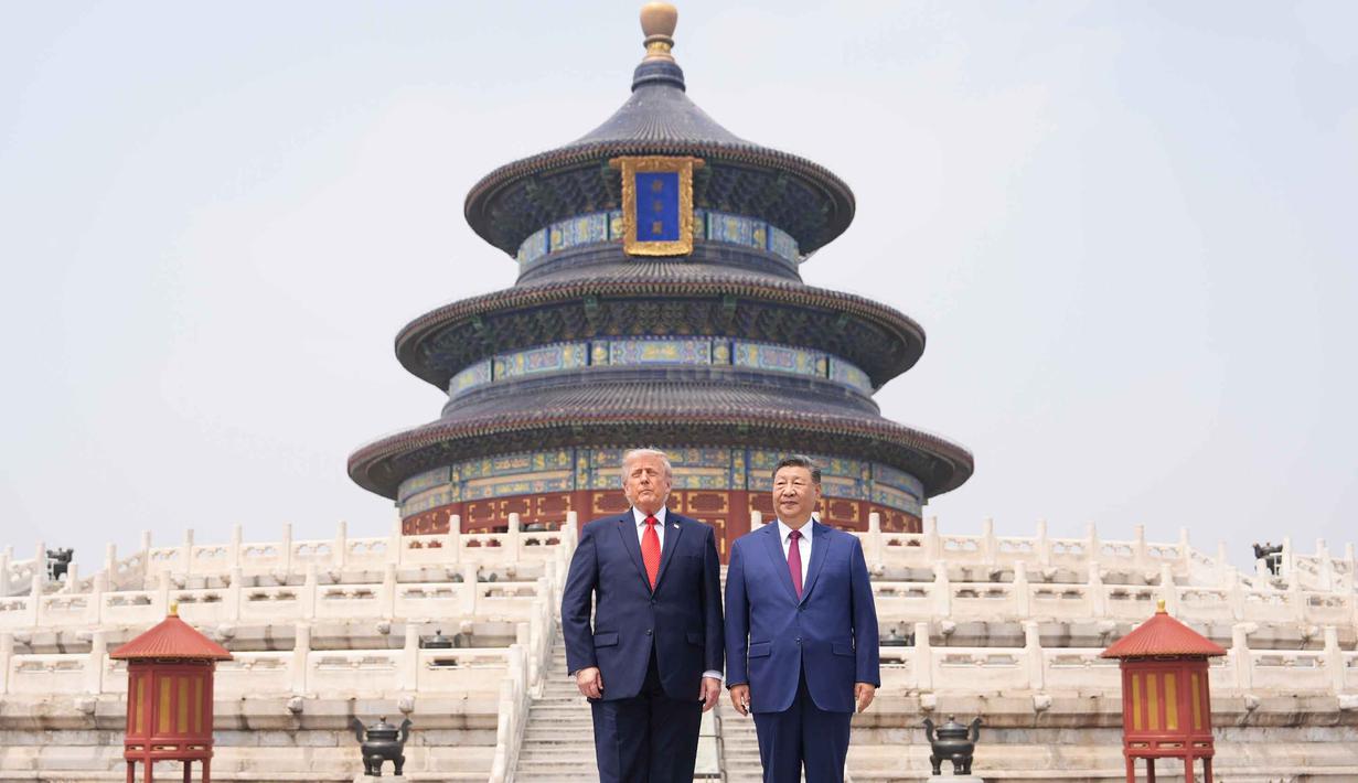Presiden Amerika Serikat (AS), Donald Trump (kanan) berdiri di samping Presiden Tiongkok, Xi Jinping di Temple of Heaven, Beijing, Kamis 14 Mei 2026. (AP Photo/Mark Schiefelbein)
