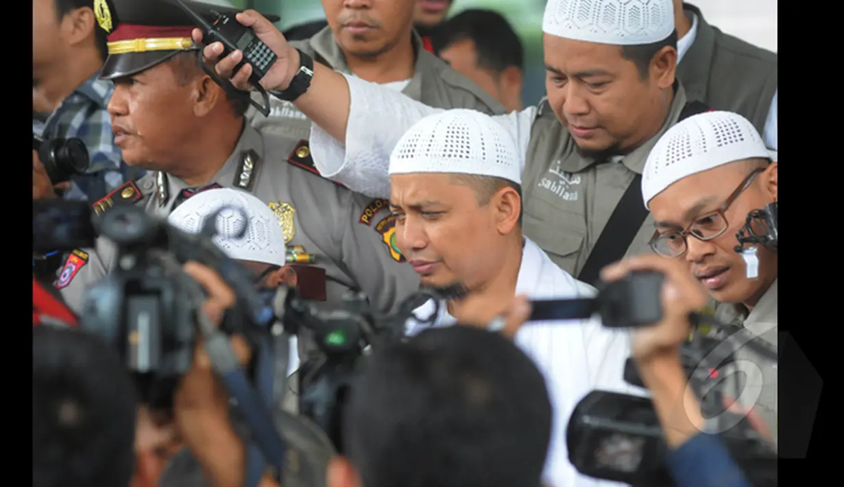 Arifin Ilham memberikan keterangan pada wartawan usai menyambangi KPK, Jakarta, Selasa (27/1/2015). kehadiran Ustadz Arifin Ilham ke KPK sebagai agenda rutin memberikan ceramah kepada seluruh karyawan KPK. (Liputan6.com/Herman Zakharia)