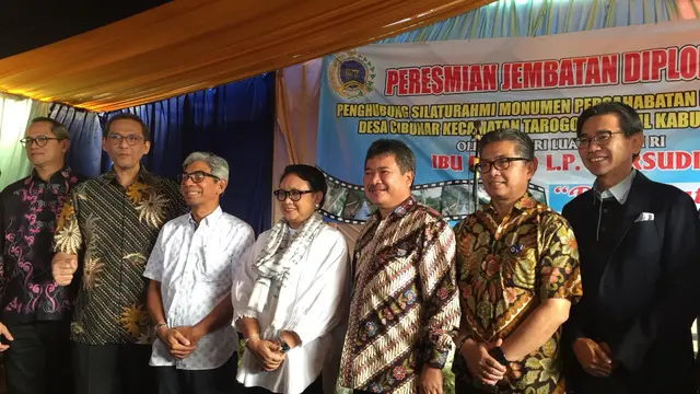 Menlu Retno Marsudi meresmikan Jembatan Diplomasi yang menghubungkan Desa Cibunar, Kecamatan Tarogong Kidul dan Desa Mangku Rakyat Kecamatan Cilawu, Garut, Jawa Barat pada Jumat (13/7/2018). (Liputan6.com/Teddy Tri Setio Berty)