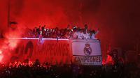 Para pemain Real Madrid bersama suporter merayakan keberhasilan mereka menjuarai La Liga Spanyol di Lapangan Cibeles, Madrid, (22/05/2017). Real Madrid meraih juara La Liga untuk ke-33 kalinya. (AP/Francisco Seco)