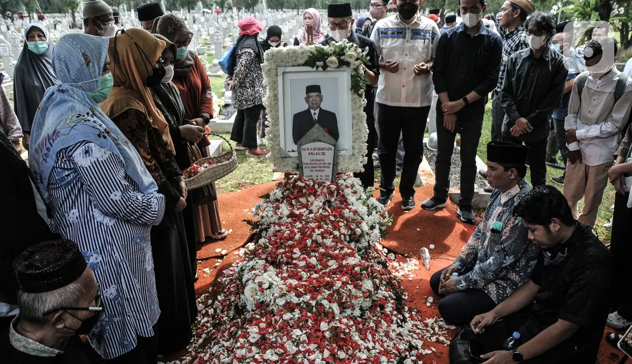 Warga berdoa saat berziarah ke makam Ketua Dewan Pers Azyumardi Azra di Taman Makam Pahlawan (TMP) Kalibata, Jakarta Selatan, Selasa (20/9/2022). Ketua Dewan Pers 2022 - 2025 Azyumardi Azra wafat di Malaysia karena sakit dan akan dimakamkan di TMP Kalibata. (merdeka.com/Iqbal S Nugroho)