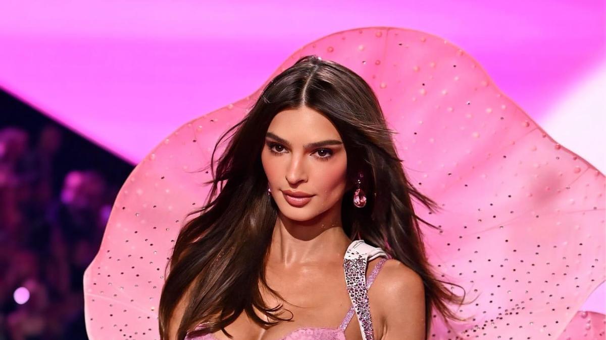 Emily Ratajkowski Debut Sebagai Angel di Victoria's Secret Fashion Show dengan Tampilan Dreamy