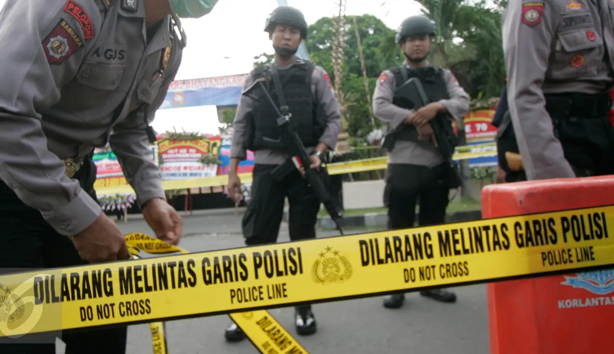 Garis polisi terpasang di lokasi bom bunuh diri di Mapolresta Solo, Jawa Tengah, Selasa (5/7). Garis polisi itu dipasang mulai dari sisi barat jalan Adi Sucipto menuju sisi timur Jalan KS Tubun. (Liputan6.com/Boy Harjanto)