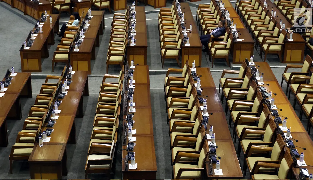 Tiga anggota DPR menghadiri rapat paripurna Masa Sidang I Periode 2019-2020 di antara bangku yang tak terisi di Kompleks Parlemen, Senayan, Jakarta, Kamis (22/8/2019). Rapat yang membahas RUU APBN Tahun 2020 beserta nota keuangannya itu hanya dihadiri 55 orang. (Liputan6.com/Johan Tallo)