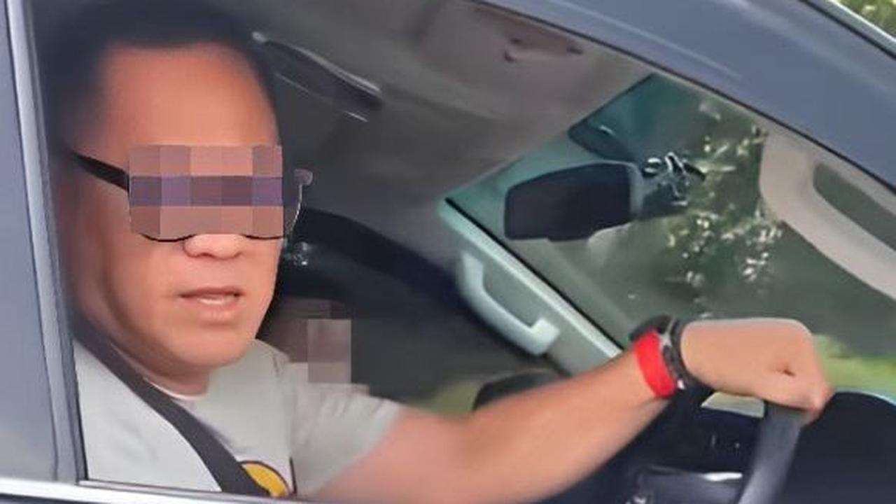Mobil itu ditemukan polisi ketika mencari barang bukti. Polisi mengecek Tanda Nomor Kendaraan Bermotor Indonesia dan terungkap mobil itu yang digunakan pelaku.