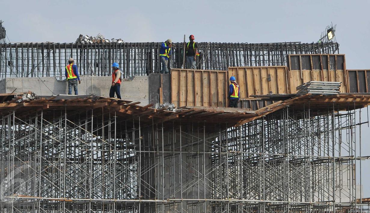 Pekerja menyelesaikan proyek pembangunan jalan tol Bekasi-Cawang-Kampung Melayu (Becakayu), Jakarta, Jumat (6/11). Proyek yang sempat terbengkalai selama 17 tahun tersebut kini diakuisisi dan dikerjakan oleh BUMN. (Liputan6.com/Gempur M Surya)