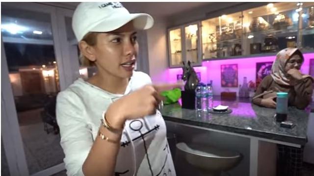 Di dalam rumah Pasha Ungu, tepatnya di samping kolam renang juga terdapat mini bar.