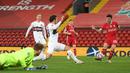 Striker Liverpool, Diogo Jota, berusaha mencetak gol ke gawang Midtjylland pada laga Liga Champions 2020/2021 di Stadion Anfield, Rabu (28/10/2020) dini hari WIB. Liverpool menang 2-0 atas Midtjylland. (AFP/Michael Regan/pool)