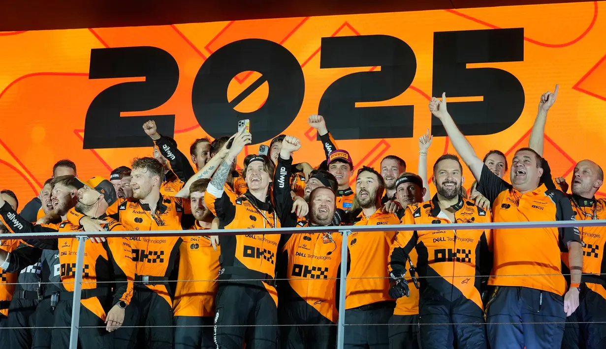 McLaren sukses mengunci gelar konstrukor Formula 1 setelah pembalap mereka, Lando Norris finis ketiga di GP Singapura 2025, Minggu (05/10/2025). (AP Photo/Vincent Thian)