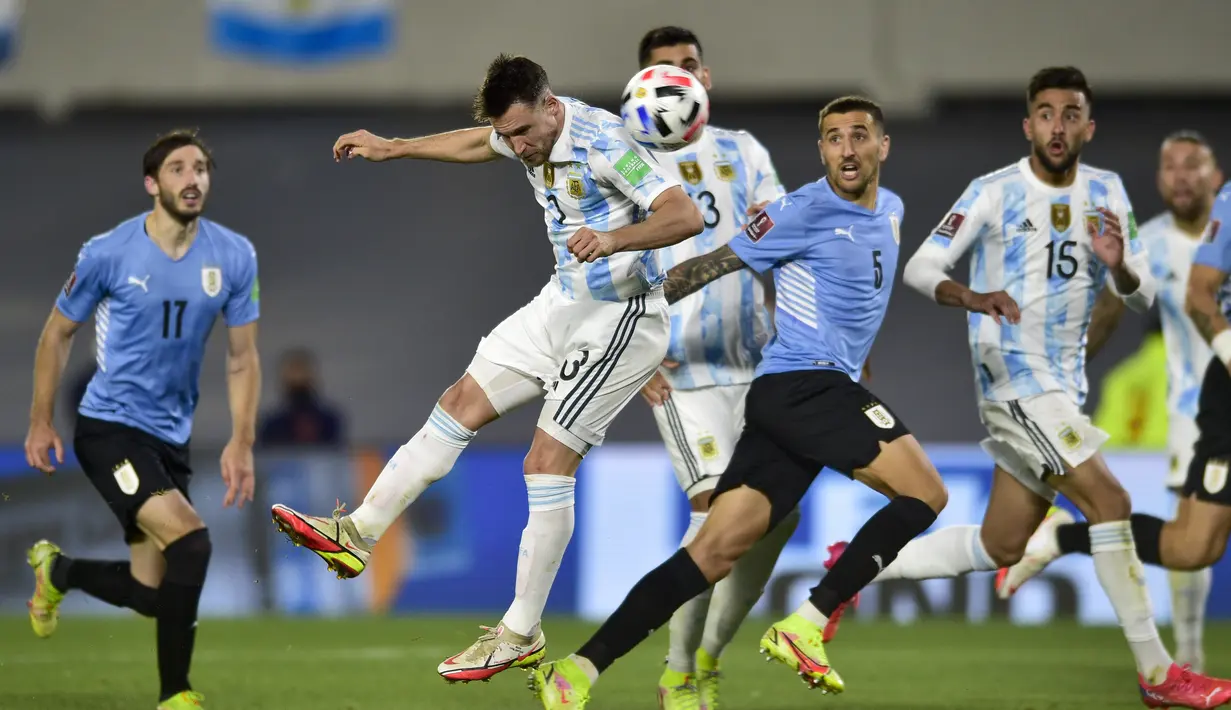 Bek Argentina, Nicolas Tagliafico (3) menyudul bola dibayangi gelandang Uruguay, Matias Vecino pada laga Kualifikasi Piala Dunia 2022 Zona Amerika Selatan di Monumental stadium, Senin (11/10/2021) pagi WIB. Argentina melibas Uruguay dengan skor 3-0. (AP Photo/Gustavo Garello)