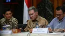 CEO Freeport-McMorran James Robert Moffett (tengah) meberikan keterangan kepada wartawan di gedung Kementrian ESDM, Jakarta, Minggu (25/1/2015). Pertemuan membahas pemberian izin perpanjangan MoU PT Freeport Indonesia. (Liputan6.com/Faizal Fanani)